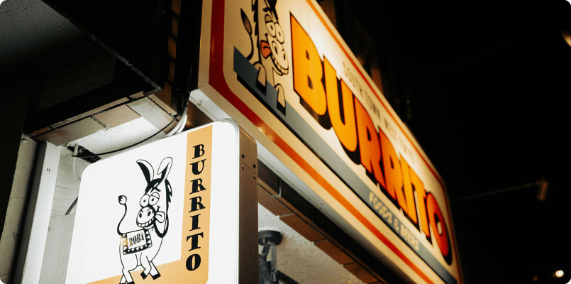 ロバブリトーの外観の看板